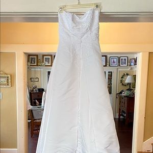 David’s Bridal - St. Tropez Strapless Wedding Gown